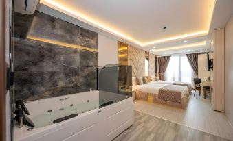 LUXURY AIRPORT HOTEL