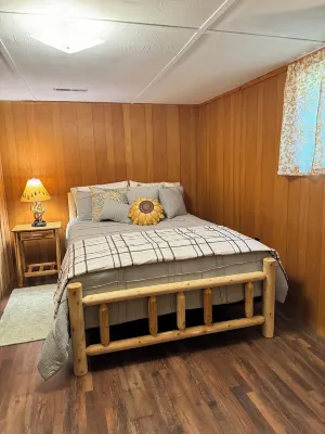 Charming 3-bedroom rustic cabin with WiFi in wonderful Williamsburg