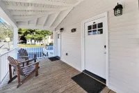 Village Gem. Modern, Spacious. Steps to Lake, Beach, Shepherds Park, Canada St.