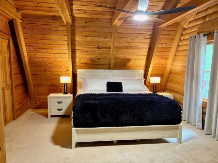 Cozy Log Cabin Retreat on the Santa Fe River – Nature, Kayaking & Relaxation!