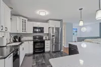 4-bedroom house in brilliant Clear Lake with AC, WiFi. Enjoy your stay