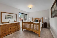 Hall Court Manor - Hot Tub, Pet Friendly, Pool Table!