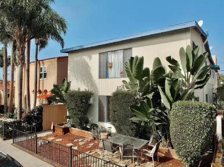 Sand, Sun, & Second Отели рядом с достопримечательностью «Нейплс»