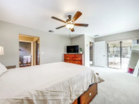 Riverfront Backyard & Grill: Sunrise Family Home Hotels in Sunrise