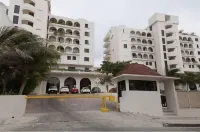 Casa Luna, Cozy Beachfront Apartment in Cancun Hotel Zone.