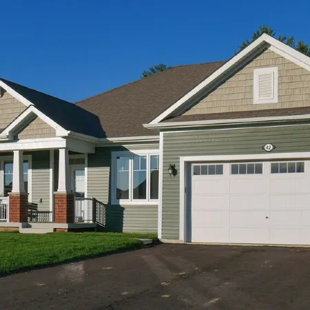 Spacious 3 Bdrm Retreat | Muskoka Room & Fireplace