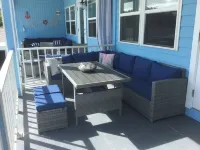 Newly renovated Oceanfront Townhouse with Stunning Views & Private Beach Access Hotel di George Town