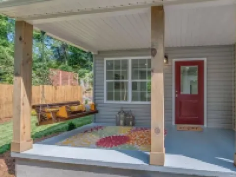 Bright New Cozy Cottage -  1/2 mi from downtown. Hotels in Tryon