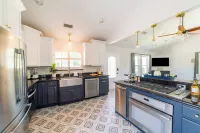 2-Story cottage w pool+bonfire Hotels in Chalmette