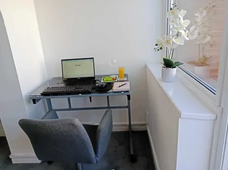 Spacious Monmouth House in Aylesbury: Ideal for Professionals and Large families Отели в г. Айлесбери