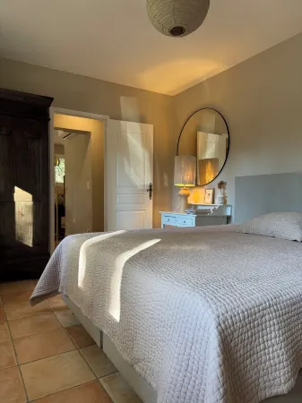 Charming and cozy detached house (Cottage) with shared large pool Отели в г. Лорг