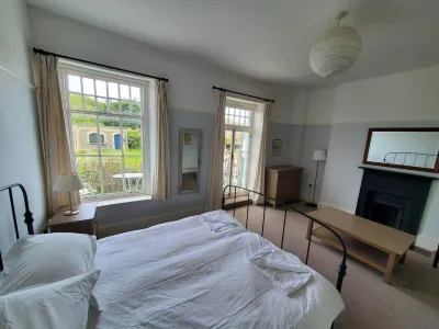 Fabulous large seaside holiday home in North Devon's best village! Hotel in zona Barricane Beach