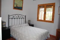 3 bed villa surrounded with tropical gardens with private pool 2 km from town. - 3 estrellas