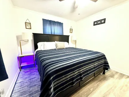 Charming 2-bedroom apartment in amazing Thomasville with AC, WiFi