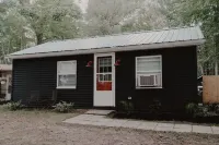 2-bedroom pet friendly Lake Huron cabin with Hot Tub, Sauna in Greenbush Hotels in Greenbush Township