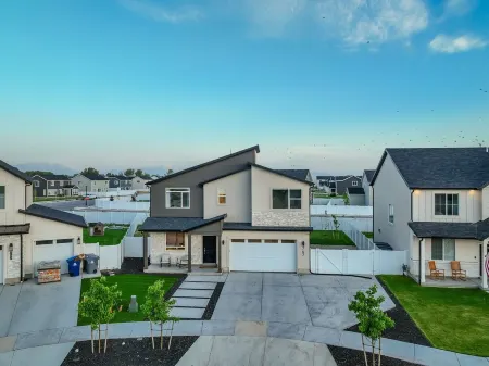 Spacious Lakeside Lights home, serene neighbor in American Fork near the Trax.
