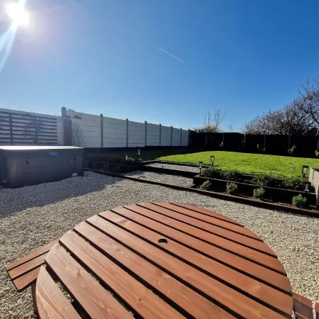 Luxury Sea View Retreat with Hot Tub – Sleeps 8 Отели в г. Дувр