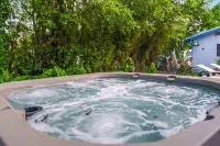 Stunning 3 BR/2 BA Split-Level w Rooftop & Hot Tub Near Miami University