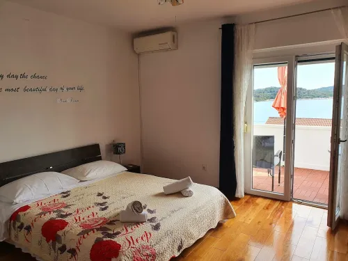 MODERN APARTMAN - 4 TO 6 PERSONS WITH A STUNNING SEA VIEW فنادق في Tisno