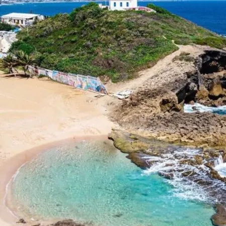Coastal Private Home 3 bedrooms 3 bathrooms all amenities steps away from Beach