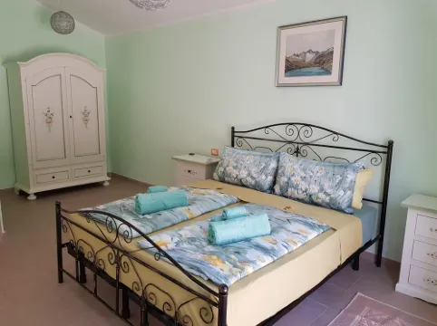 Spacious, quiet apartment close to the beach with magnificent views