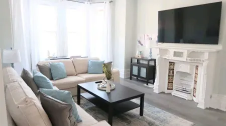 Beautiful Lakeside Heritage Home in BarrieBright and Spacious Stay