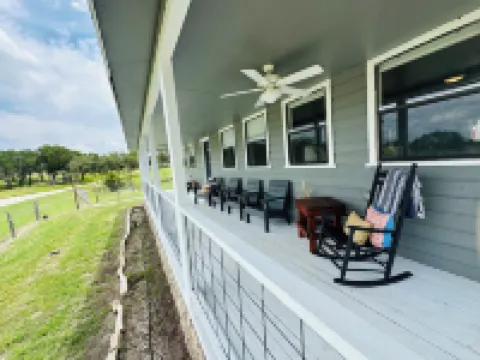 The Porch & Prairie Ranch, Sleeps 20! Peaceful Oasis, Pool, Jacuzzi, Events!