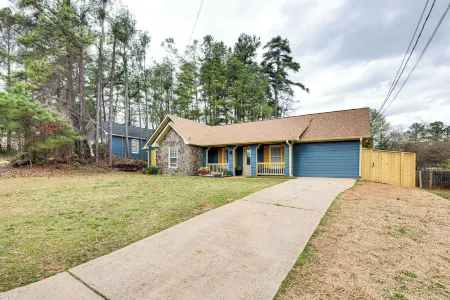 4 Mi to Airport: Atlanta Home w/ Deck & Hot Tub