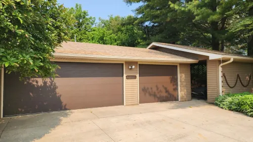 Charming Crow Hill Cottage in welcoming Richland Center with BLOSSOMING garden