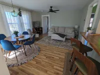 Charming & Relaxing Two Bedroom Upper Apartment in the Heart of Fredonia Hoteles en Fredonia