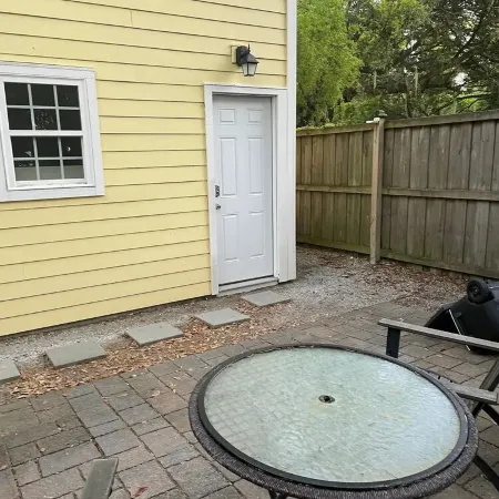 Adorable guest house with private backyard in Mount Pleasant