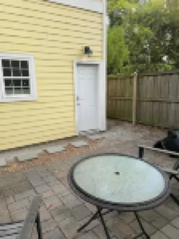 Adorable guest house with private backyard in Mount Pleasant