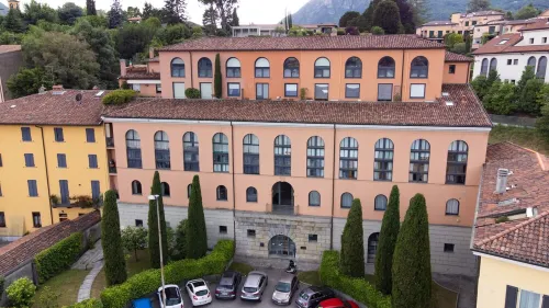 LITTLE MARINA APARTMENT - COMO LAKE EAST SIDE LAKE FRONT CIR: 097045-LNI-00001 Hotels in Malgrate