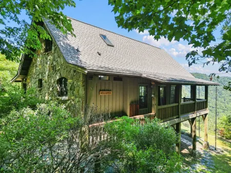 Fairytale 3-bedroom cabin in lovely Black Mountain with Views, WiFi, Hot Tub