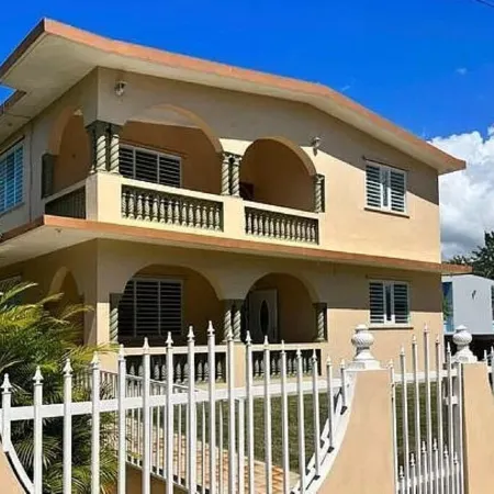 Coqui Town, A Tropical Oasis. 2BR, Solar panels & Pool in Arecibo