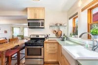 2 blocks to cafes &shops in SE Portland's Sellwood neighborhood