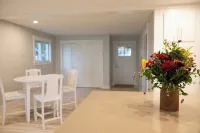 Spacious Lake House with direct access to private beach and marina on Big Sebago Hotels in Sebago