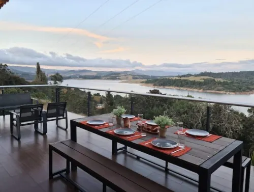 Casa Loma, Modern with a view of the Sisga Reservoir Hotels in Choconta