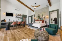 StayInOurSpace- Romantic getaway with views, walk to downtown, Hot tub, fire pit