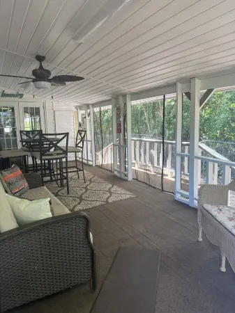 Charming 2-bedroom house in Monroeville with Wi-Fi and AC. Отели в г. Округ Монро