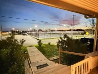 Charming cottage-style home with a prime location to downtown and pickleball. 세강 호텔