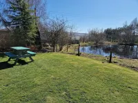 Beautiful cosy 2 bed cottage with woodburner & hot tub overlooking small lake