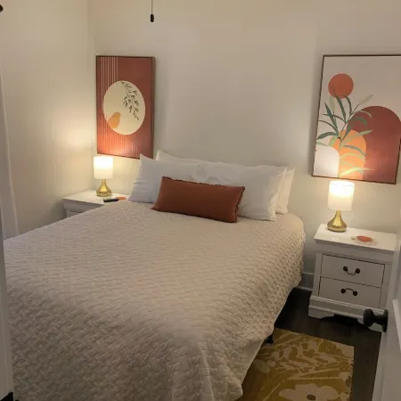 Charming 2-bedroom Tiny House with WiFi, near Clemson University & Lake Keowee. Отели в г. Окони Каунти