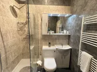 Stunning Spacious one Bedroom Apartment in Courtyard Location, Central to Town ベルパーのホテル