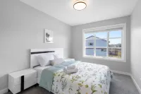 Kay Homes | Lakeview Haven – Walk to Park, 4 Mins to Restaurants, Shops & Cinema
