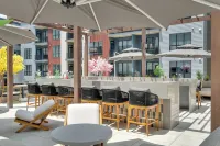 Latitude Apartments - bar