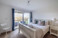 118 Lower Mill Estate. Sleeps 12, Lake Views & Spa