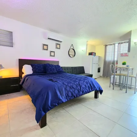 Island Oasis: Close to Vibrant Shops, Eateries & Beach Adventures Отели в г. Левитовн