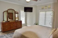 Spacious 4 Bed Island House on Lake Hamilton with Boat Slip