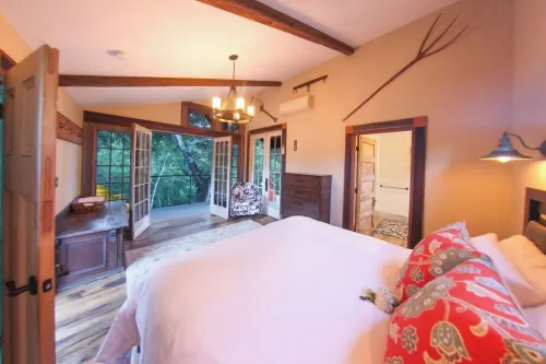 TREE HOUSE, WITH INDOOR/OUTDOOR SHOWER, PRIVATE DECK, POOL & INFIINITY HOT TUB